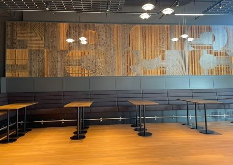 Gebeizte Wand in einem Gastrobetrieb